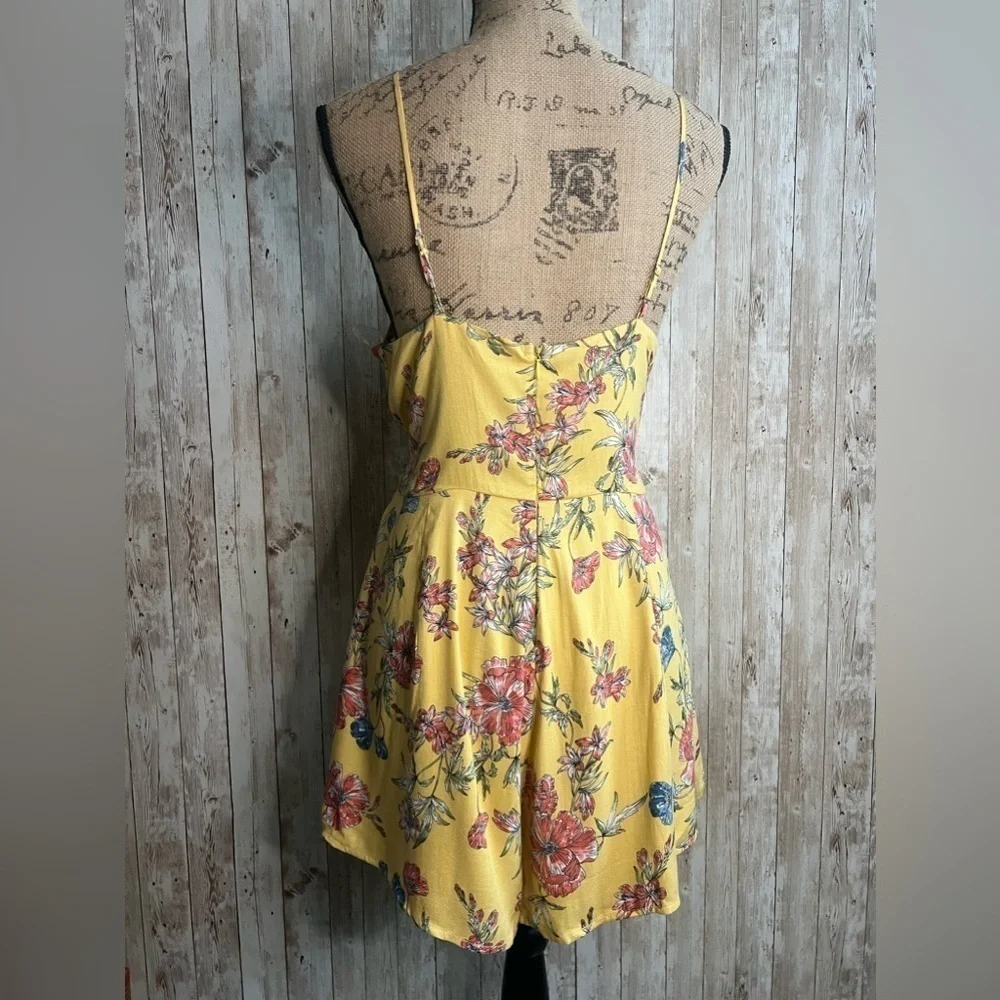 Lush Tie-Front Yellow Floral Size L Shorts Romper